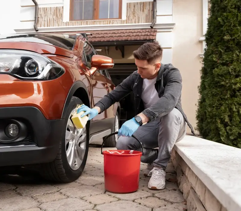 Lavage auto à domicile Beauvoisin : professionnel intervenant sur un véhicule